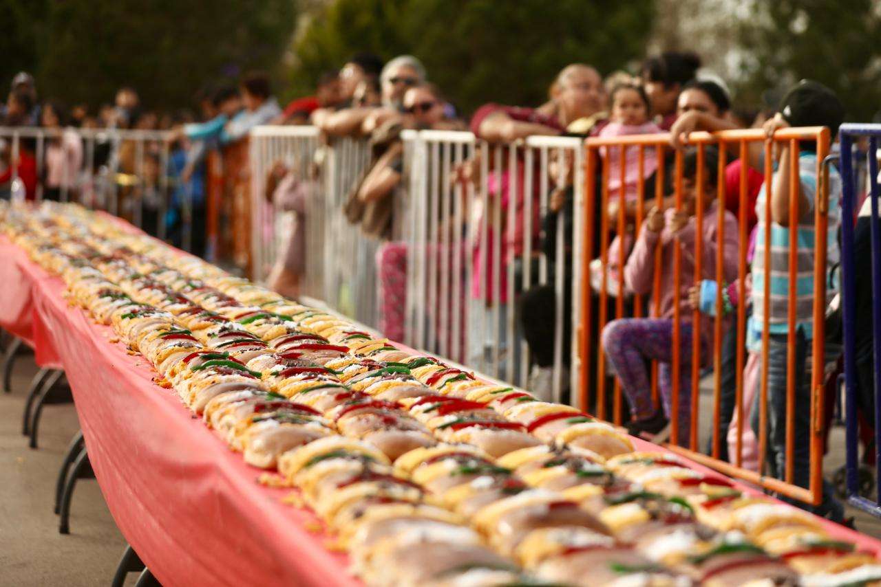 Parten megarosca de Reyes en el parque DIF