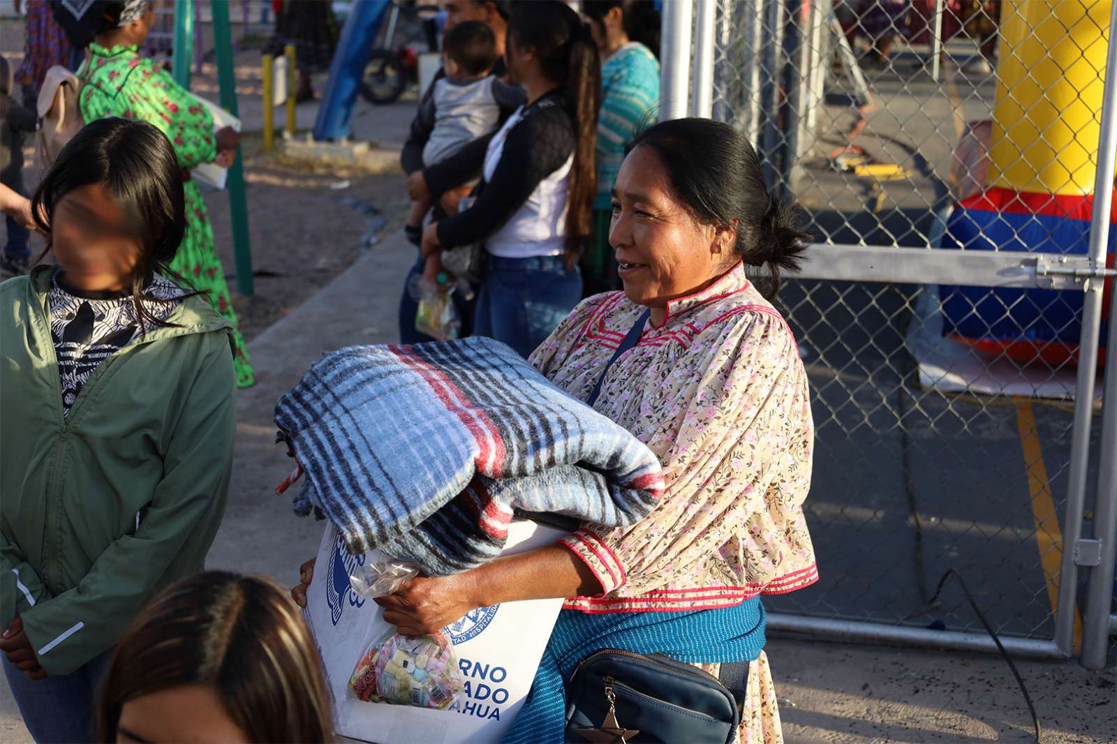 Entregan paquetes alimenticios a familias indígenas en la UP 