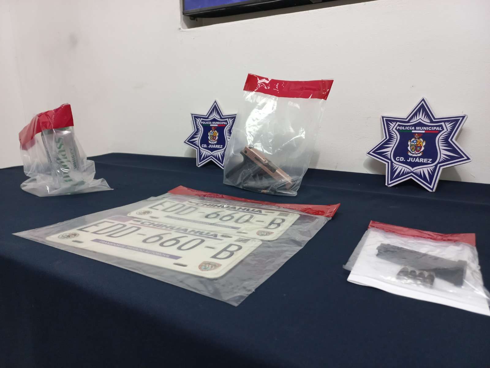 Lo detienen con pistola calibre 9 mm y auto con placas sobrepuestas