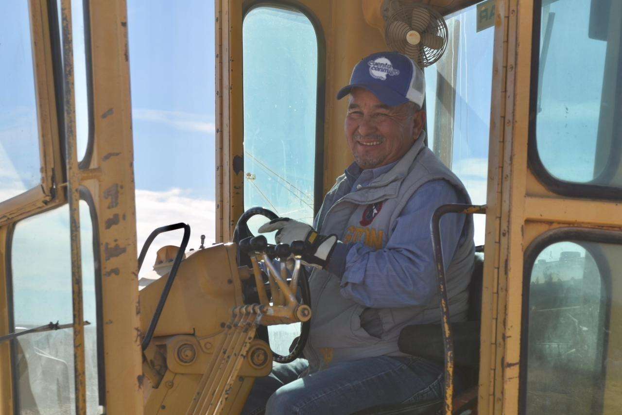 Llevan  maquinaria para la rehabilitación de caminos rurales en Samalayuca