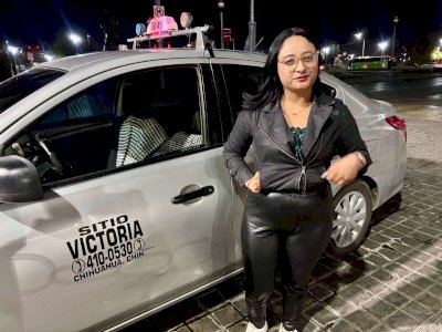 Desafía mujer taxista estereotipos y se abre paso al volante 