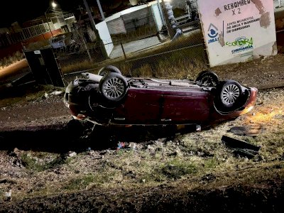 Cae conductor a barranco al chocar con alcantarilla en la 2 de Octubre 
