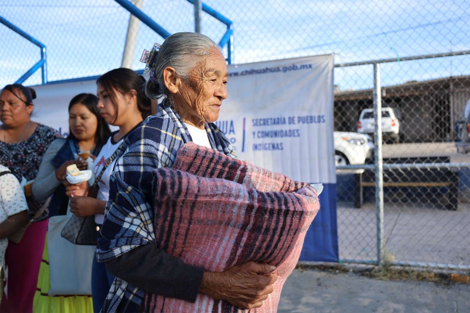 Entregan paquetes alimenticios a familias indígenas en la UP 
