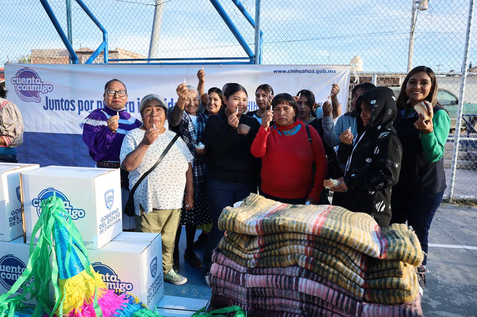 Entregan paquetes alimenticios a familias indígenas en la UP 