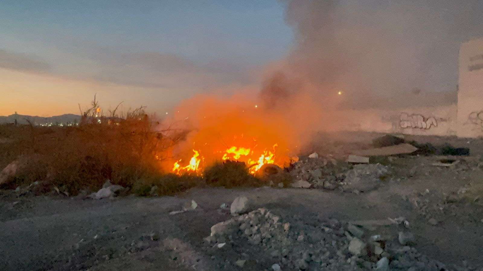 Prenden fuego en predio de Jardines de Oriente