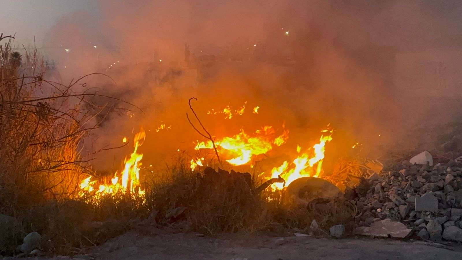 Prenden fuego en predio de Jardines de Oriente