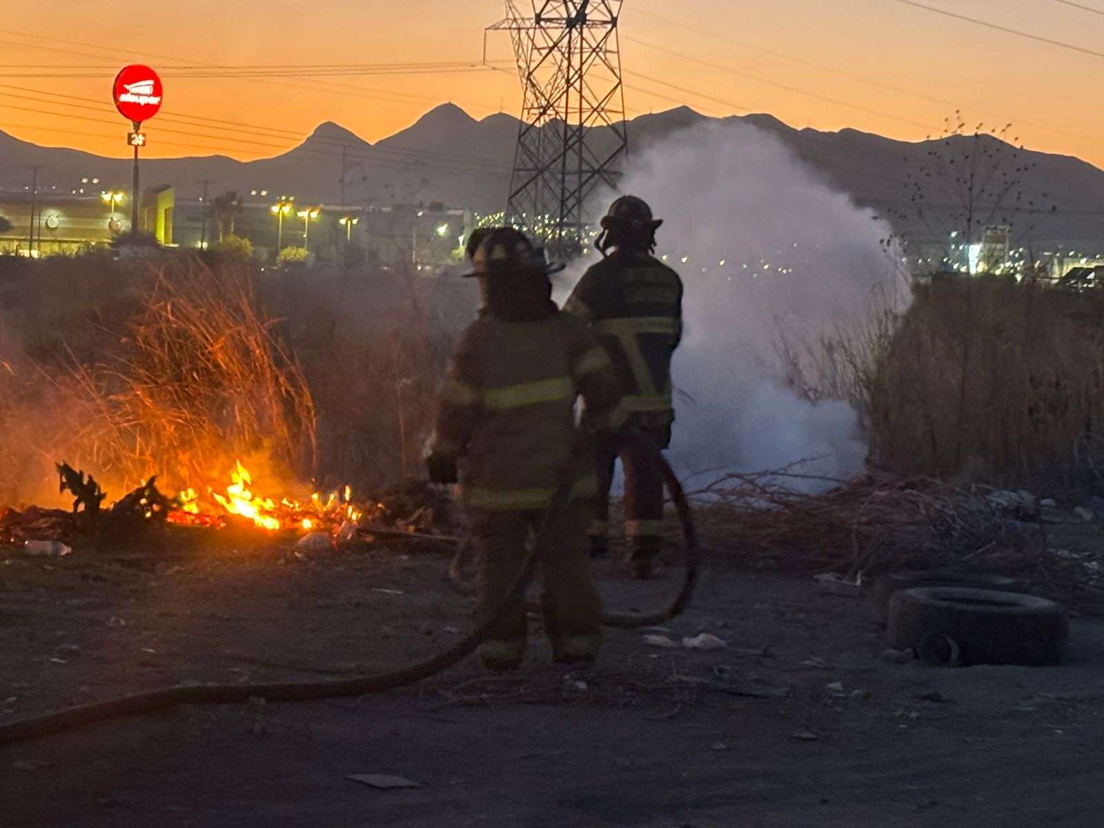 Prenden fuego en predio de Jardines de Oriente