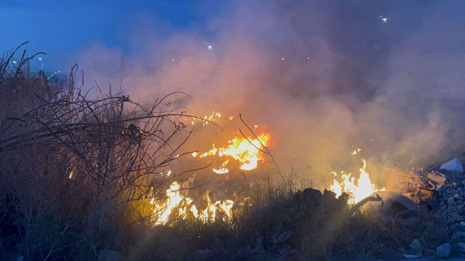 Prenden fuego en predio de Jardines de Oriente