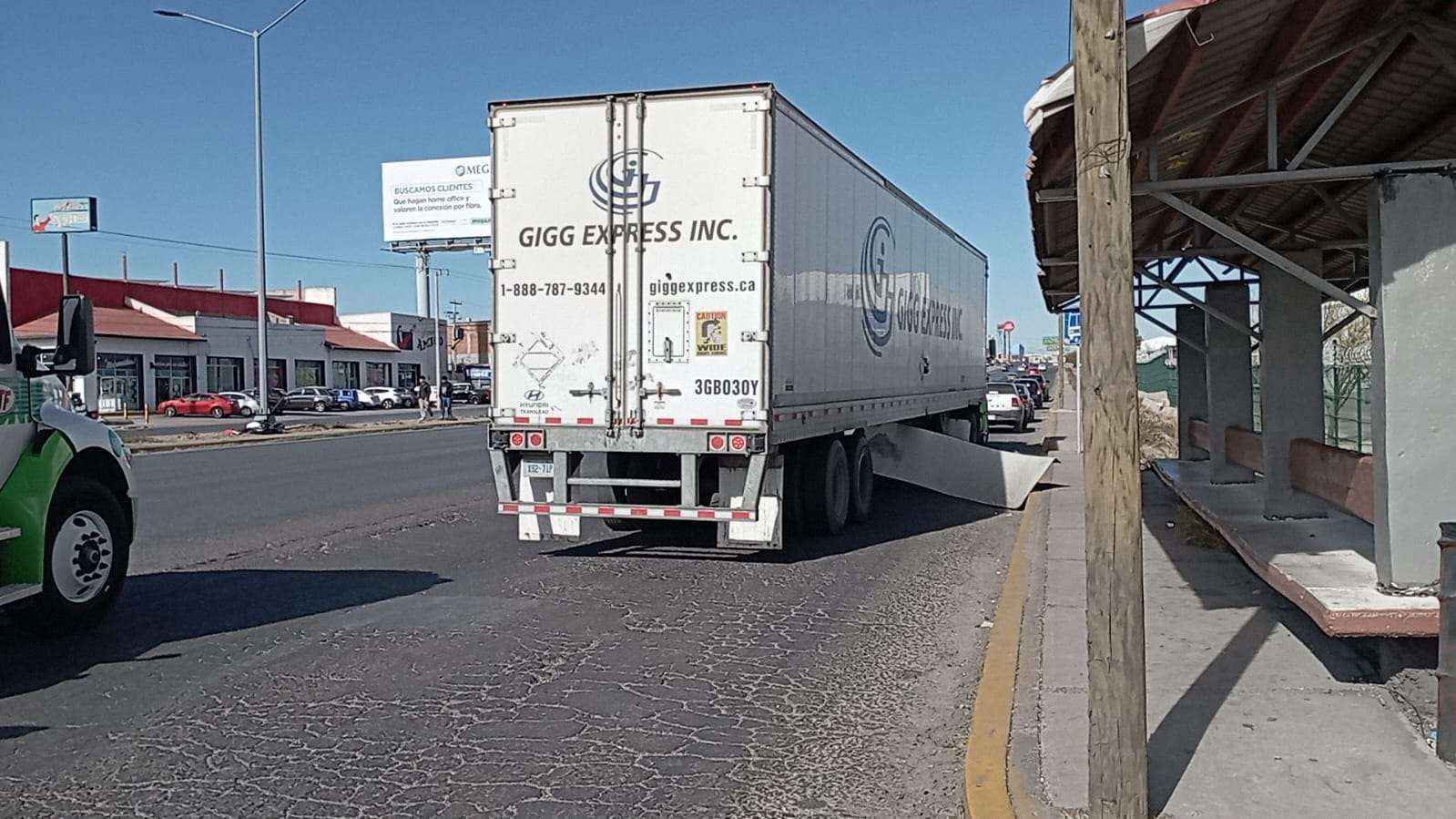 Queda prensada luego de choque contra tráiler en la Tecnológico
