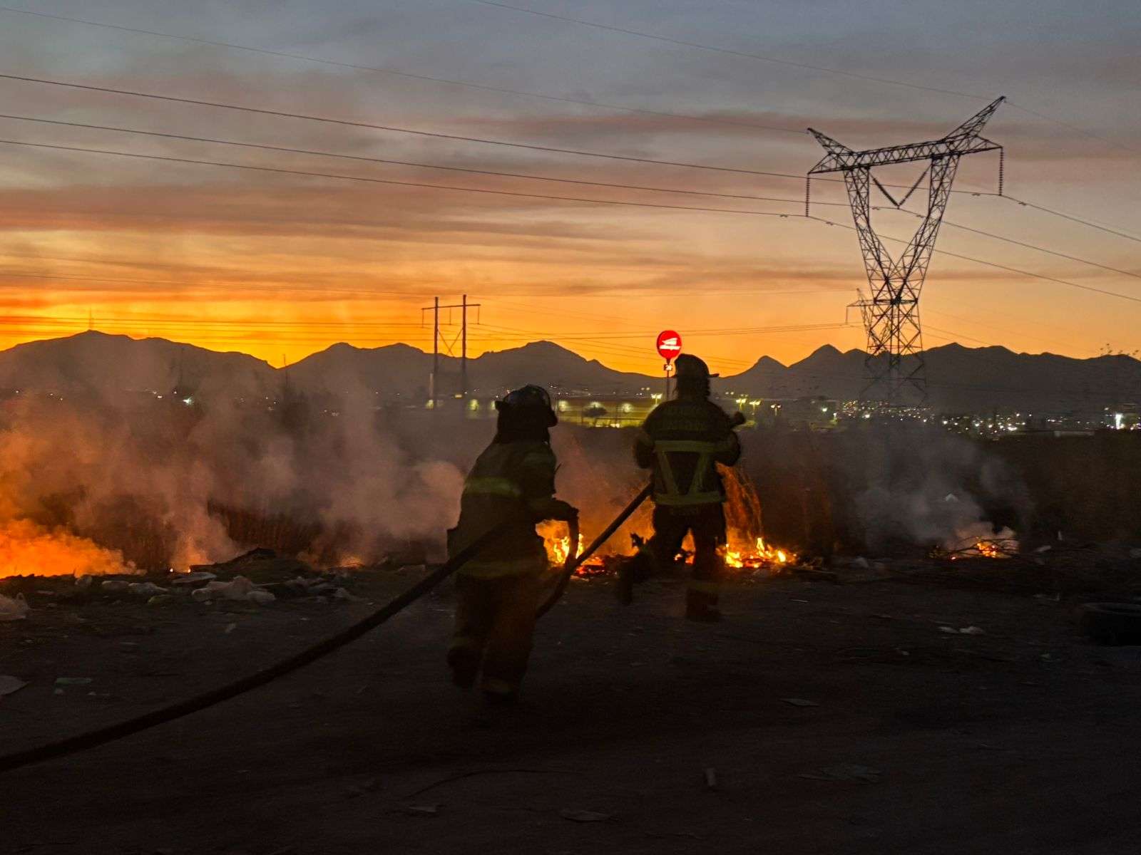 Prenden fuego en predio de Jardines de Oriente