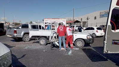 Queda prensada luego de choque contra tráiler en la Tecnológico 