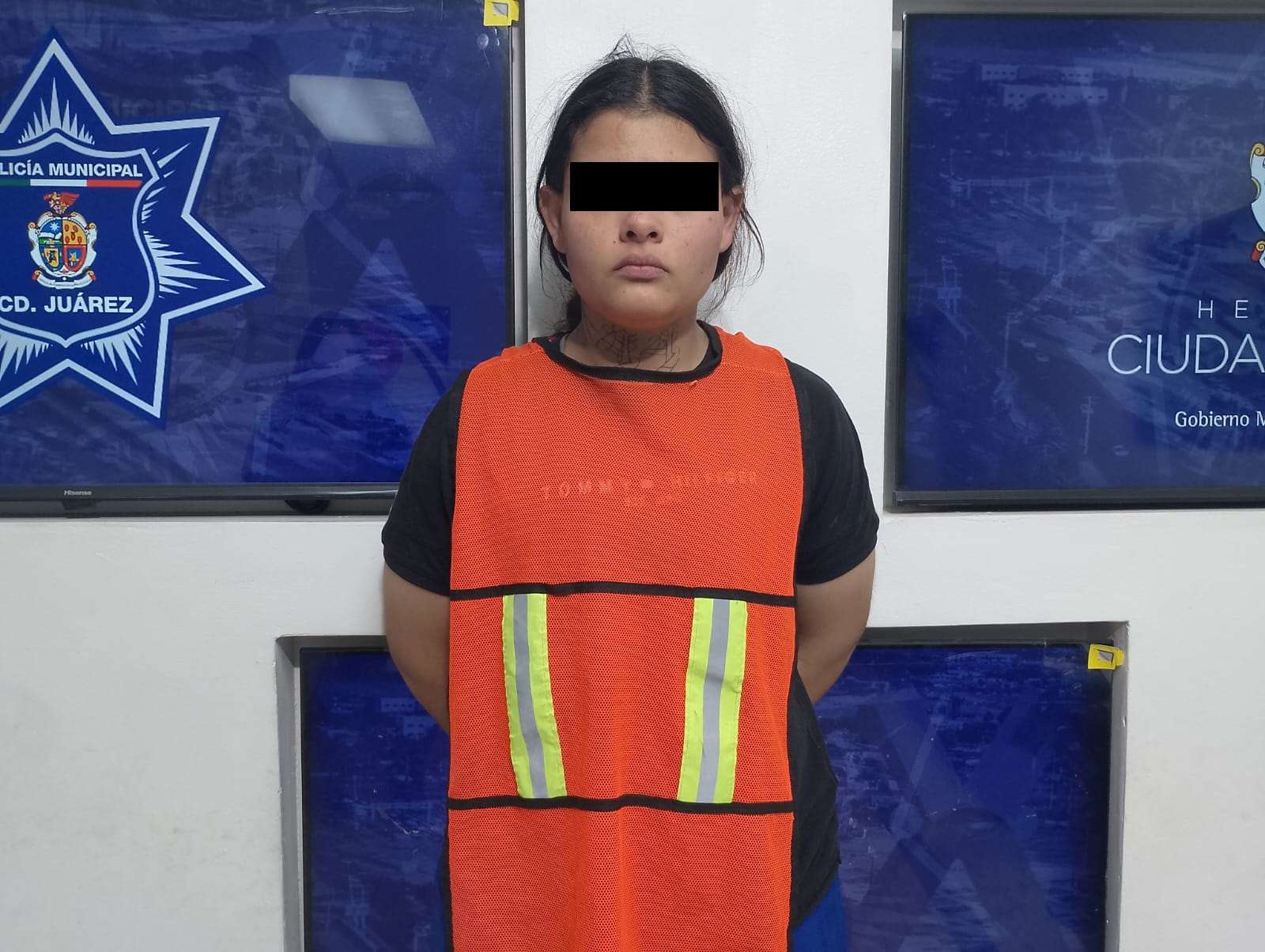 Investigan a mujer por robo con violencia en tiendas de conveniencia