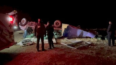Muere chofer de tráiler en volcadura en carretera a Cuauhtémoc 