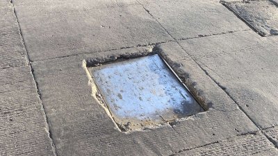Piden automovilistas reparar coladeras sueltas en la calle Aldama 