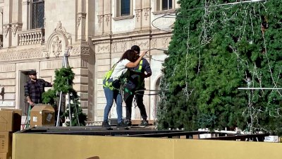 Desmontan árbol navideño en Plaza de Armas 