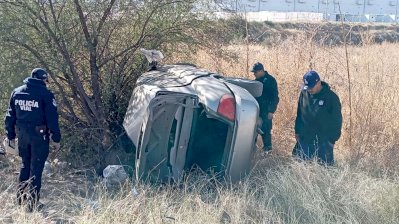 Vuelca y resulta lesionado en la carretera a Juárez