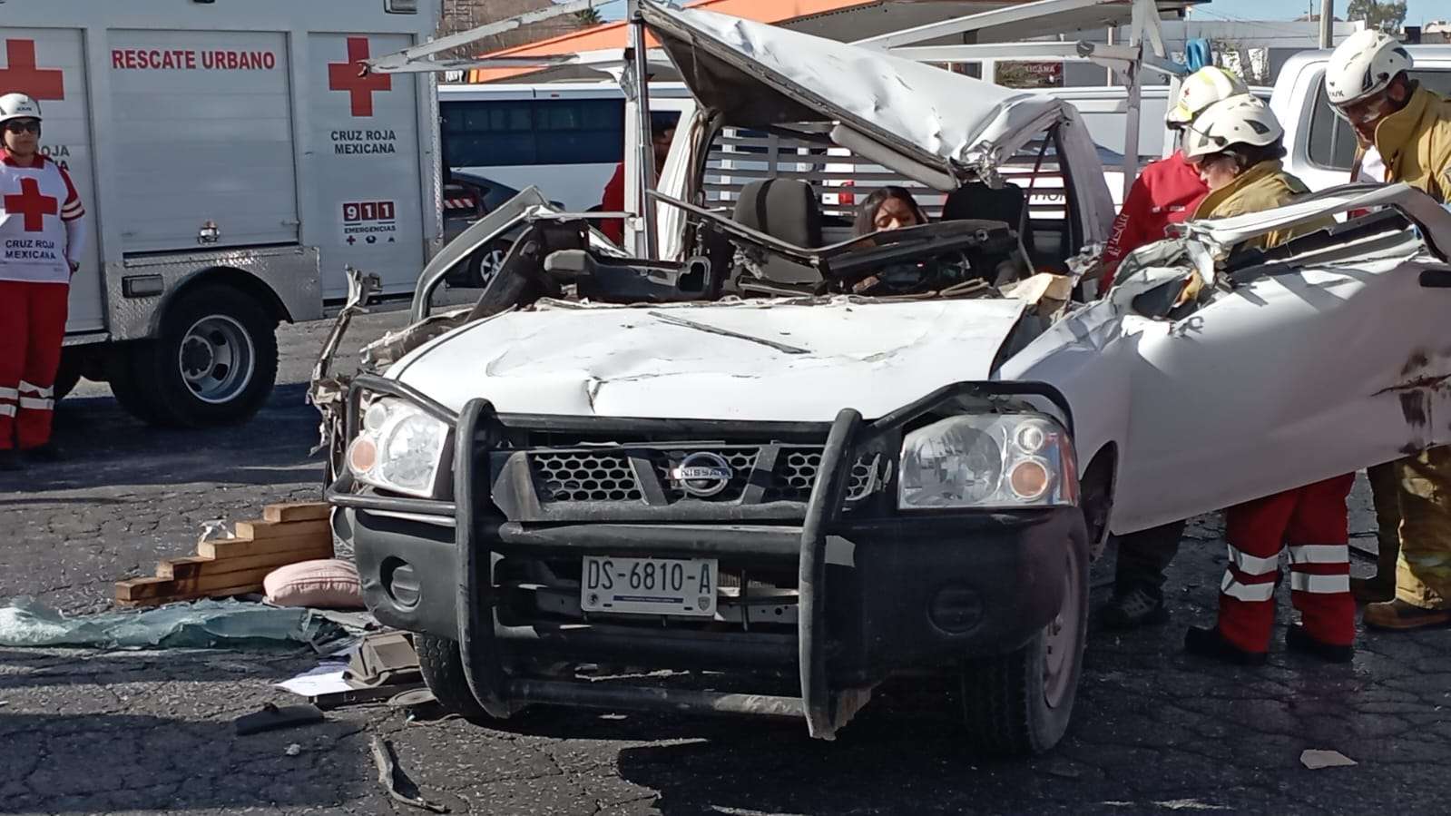 Queda prensada luego de choque contra tráiler en la Tecnológico