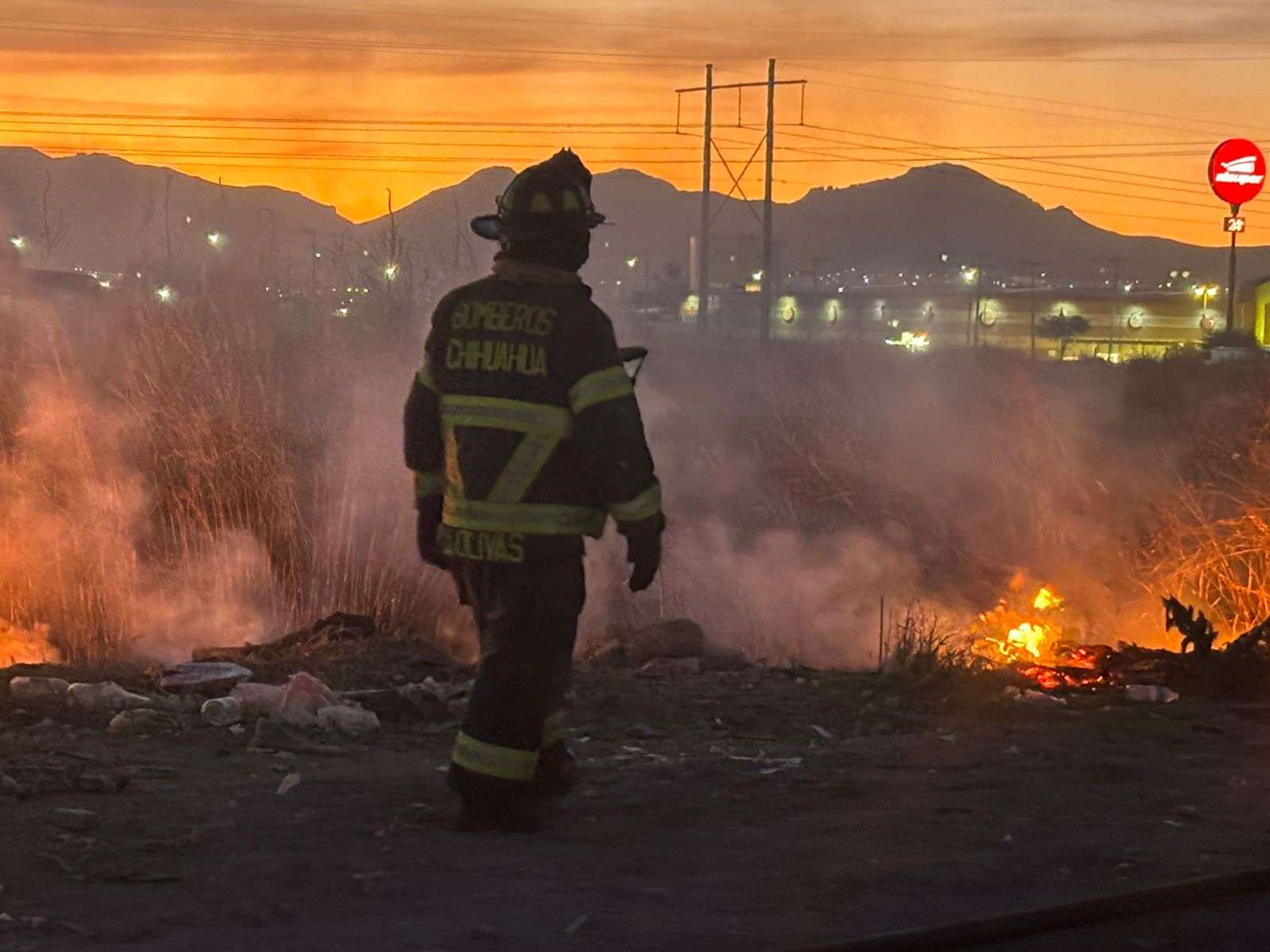 Prenden fuego en predio de Jardines de Oriente