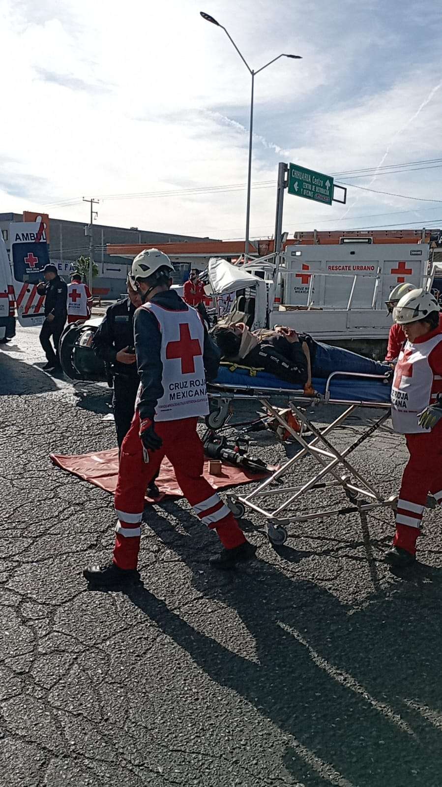 Queda prensada luego de choque contra tráiler en la Tecnológico