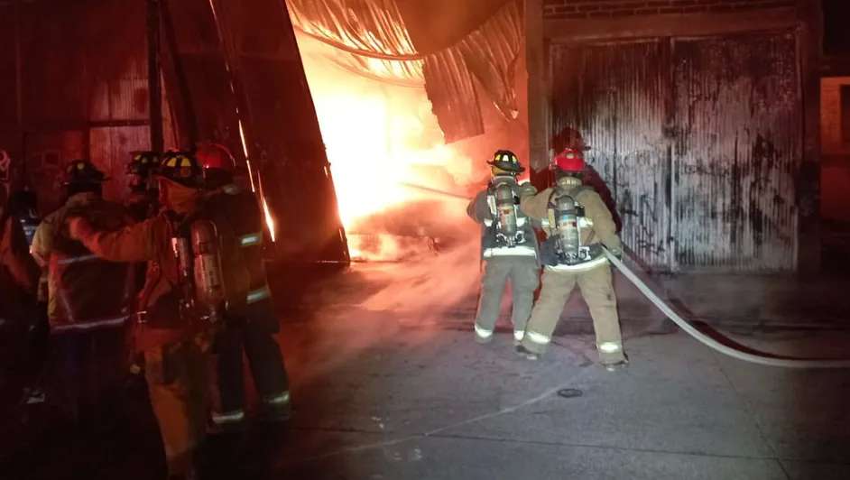Explota bodega con huachicol en Guanajuato 