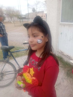 Celebran Los de Abajo Organizados Día de Reyes con niños de Meoqui