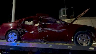 Queda atrapada en su auto al chocar con un camión al sur 
