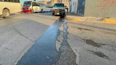 Reportan fuga de agua en la Neri Santos 