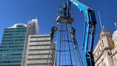 Siguen desmontando árbol navideño de Plaza de Armas 