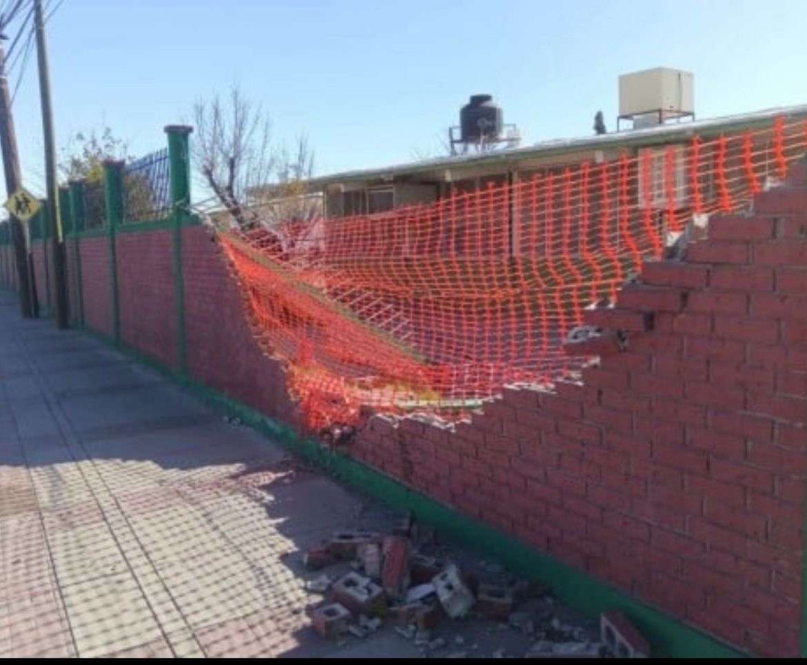 Colocan malla y retiran escombro tras choque en primaria 