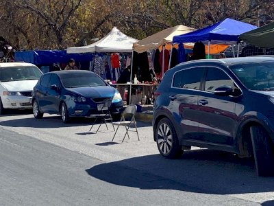 Acusan a comerciantes del tianguis Mármol de apartar lugares