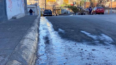Se desperdician miles de litros de agua por fuga en la Neri Santos