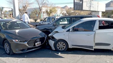 Resulta herida por choque múltiple frente en la Heroico Colegio Militar