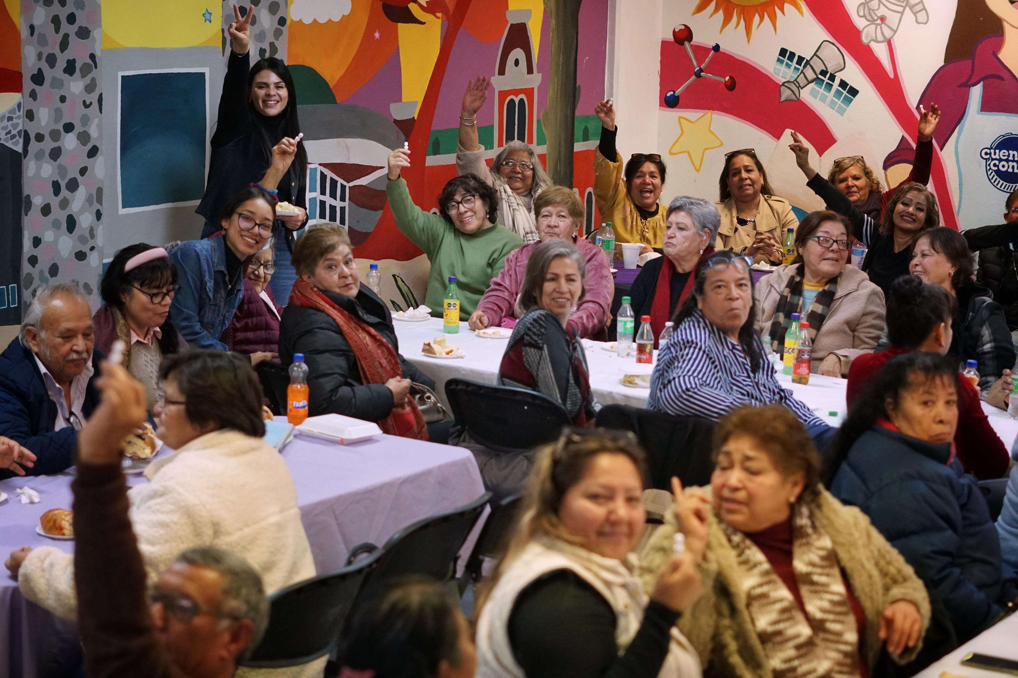 Comparten Rosca de Reyes con adultos mayores 