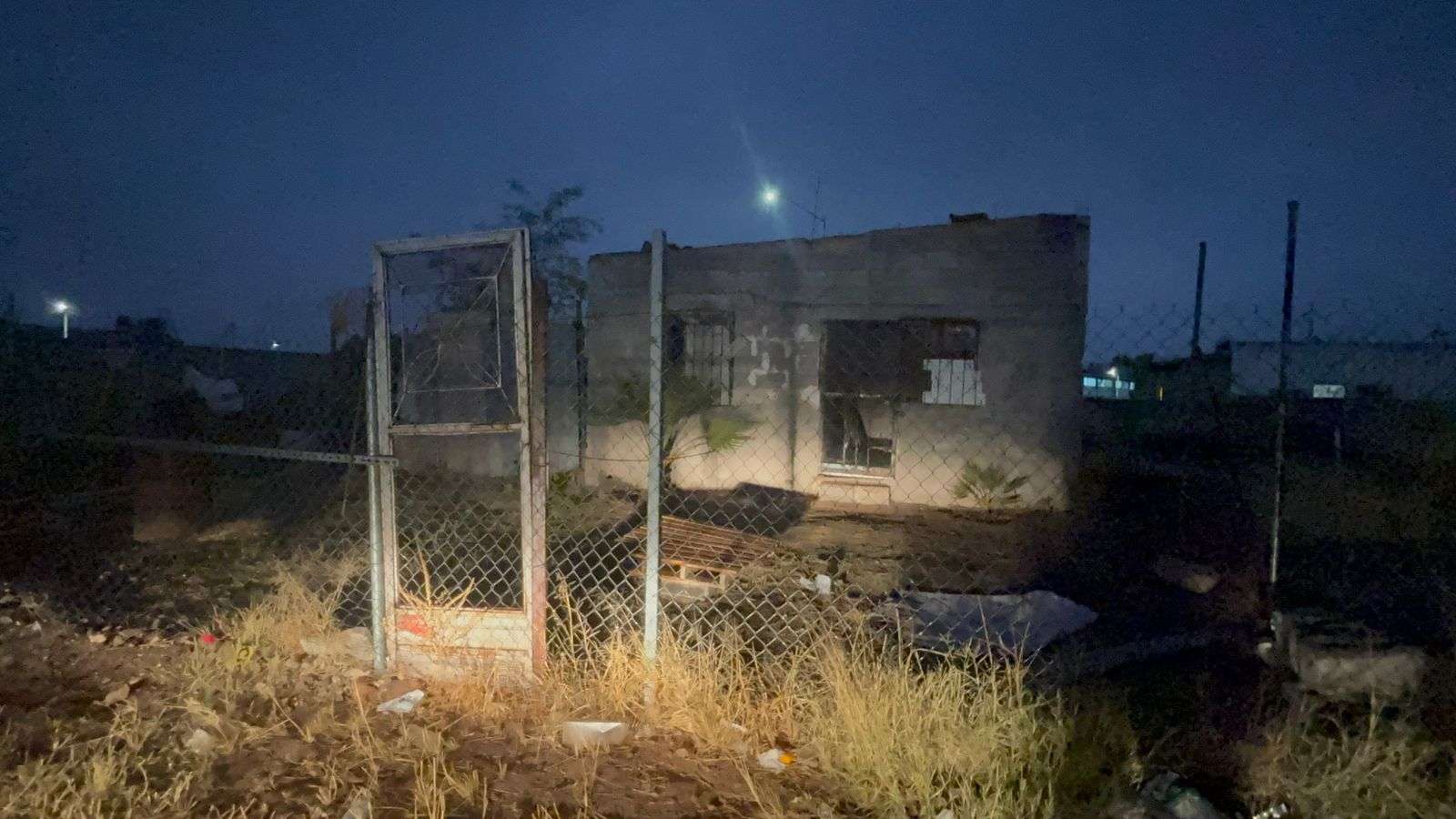 Sufre caída y queda lesionado instalando hule en techo de su casa