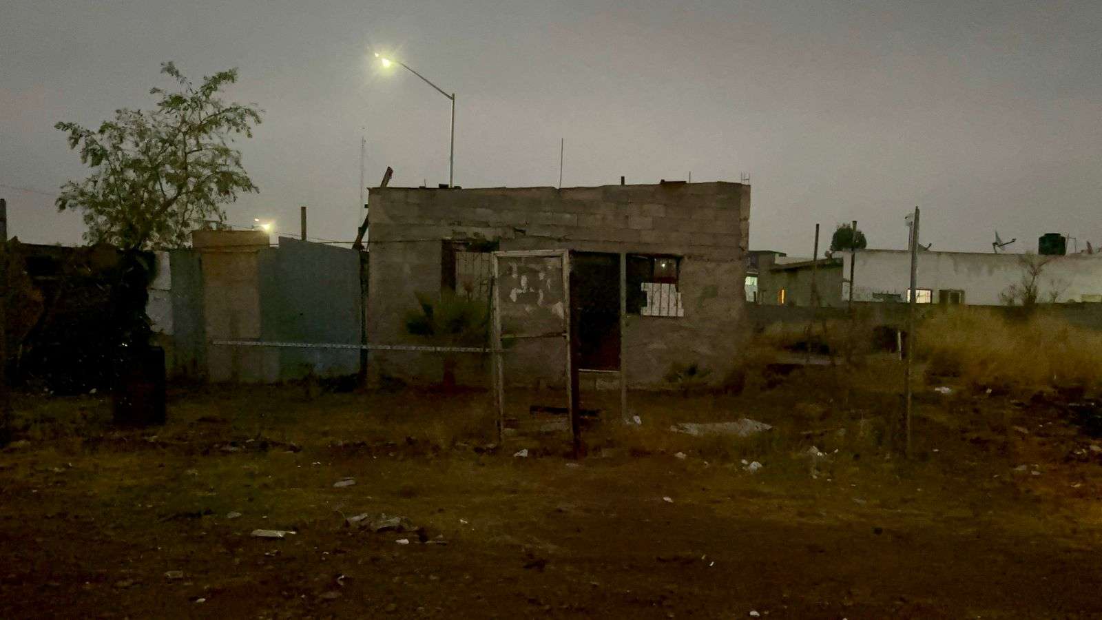 Sufre caída y queda lesionado instalando hule en techo de su casa
