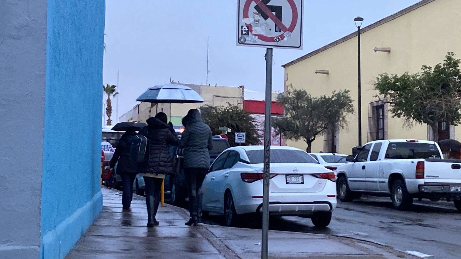 Sacan paraguas y chamarras ante bajas temperaturas
