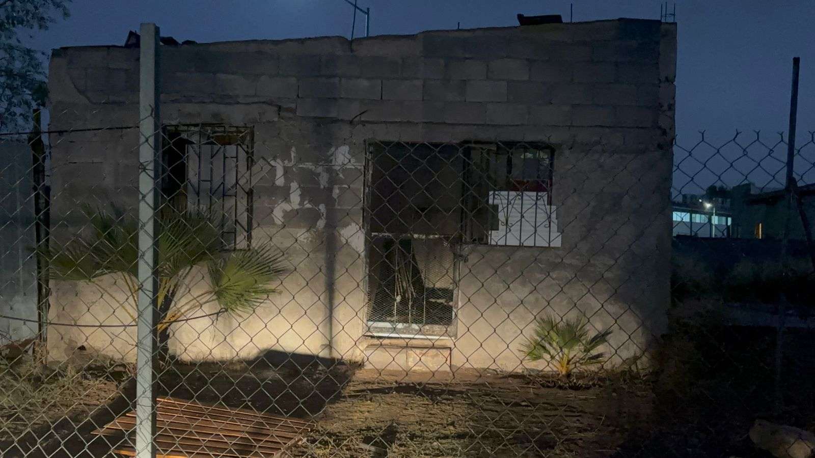 Sufre caída y queda lesionado instalando hule en techo de su casa