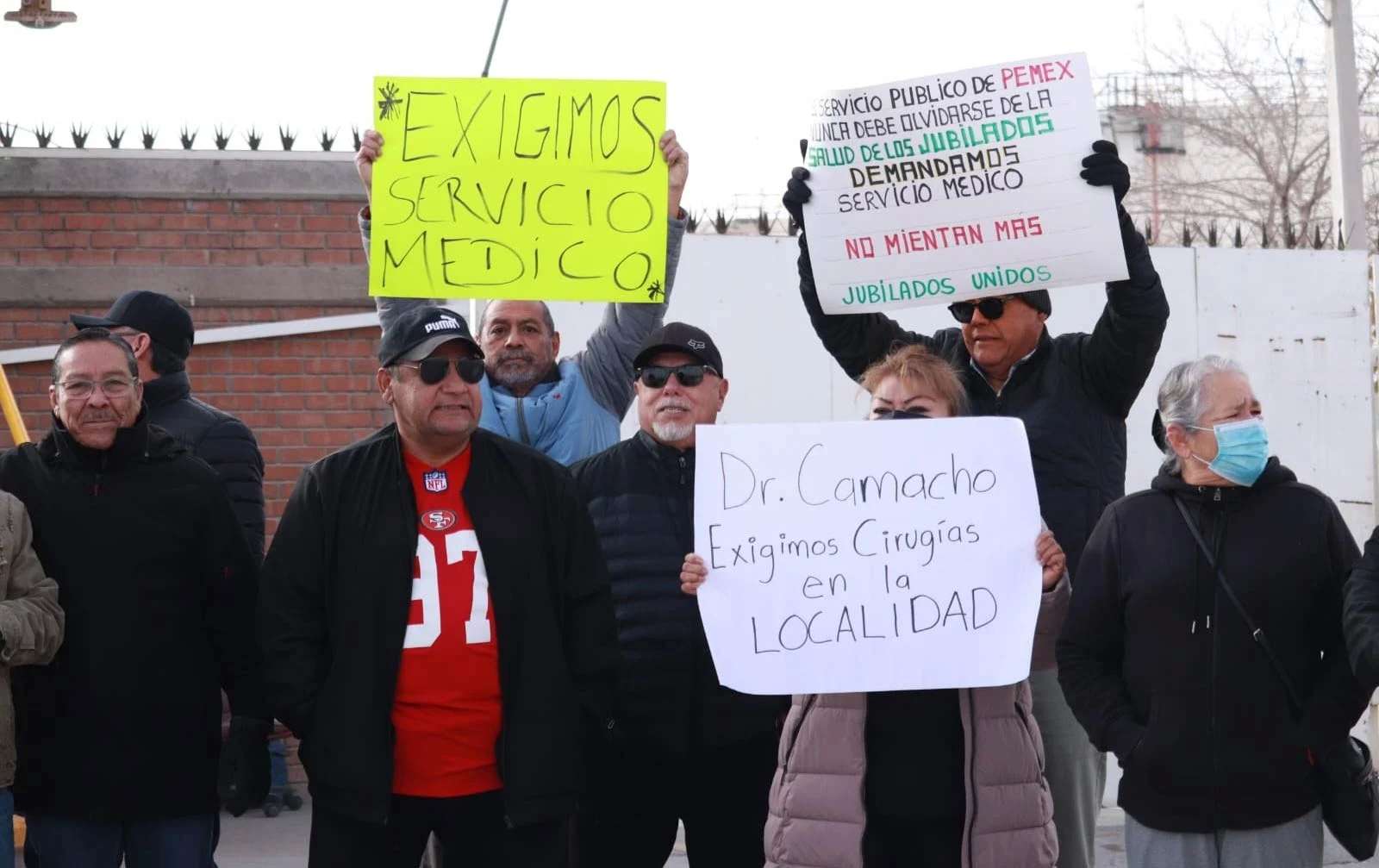 Bloquean jubilados de Pemex terminal en Juárez por falta de servicio médico