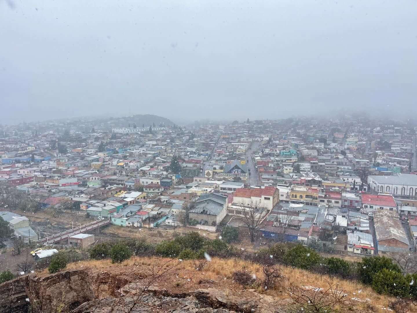Registran nieve en siete municipios; mantienen alerta por el frío 