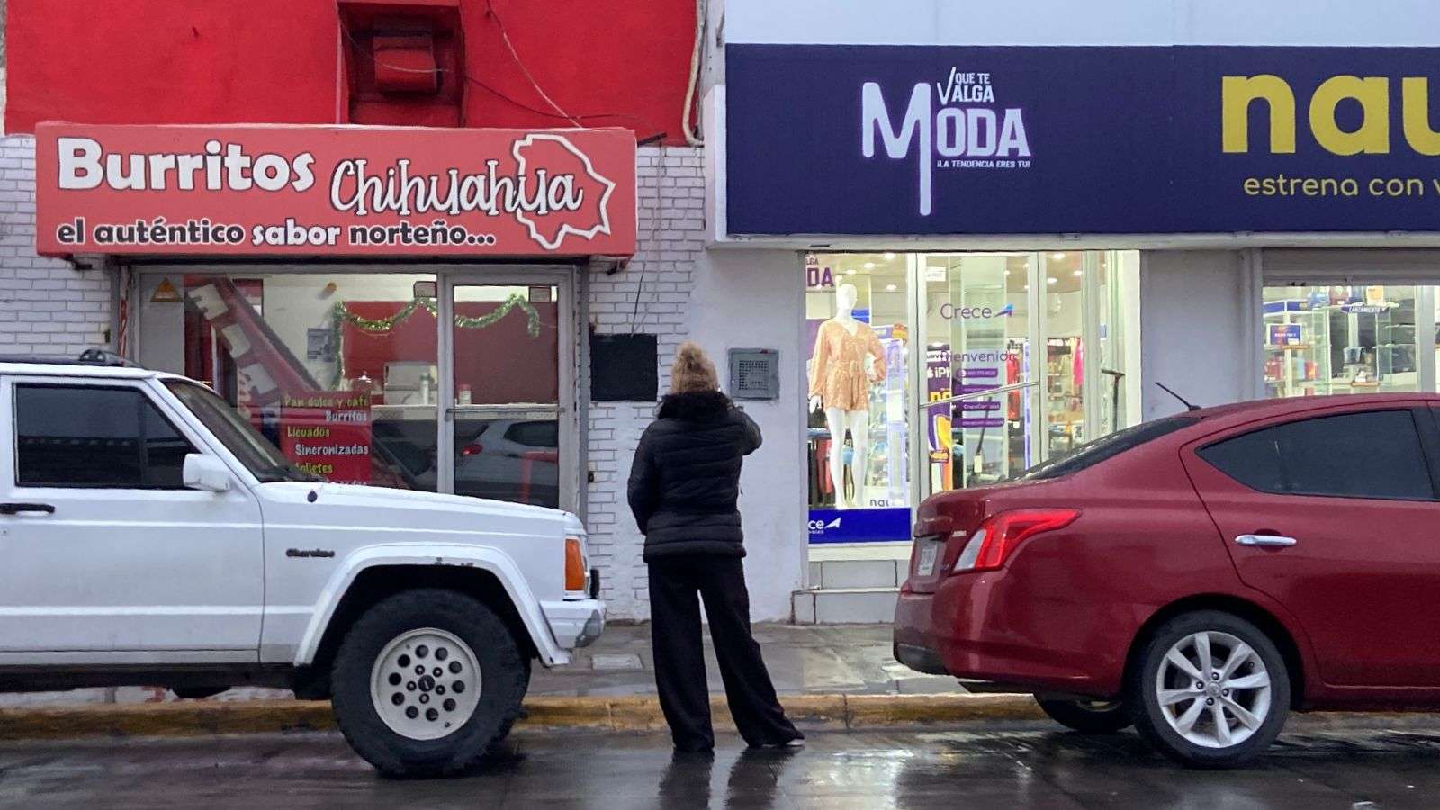 Sacan paraguas y chamarras ante bajas temperaturas