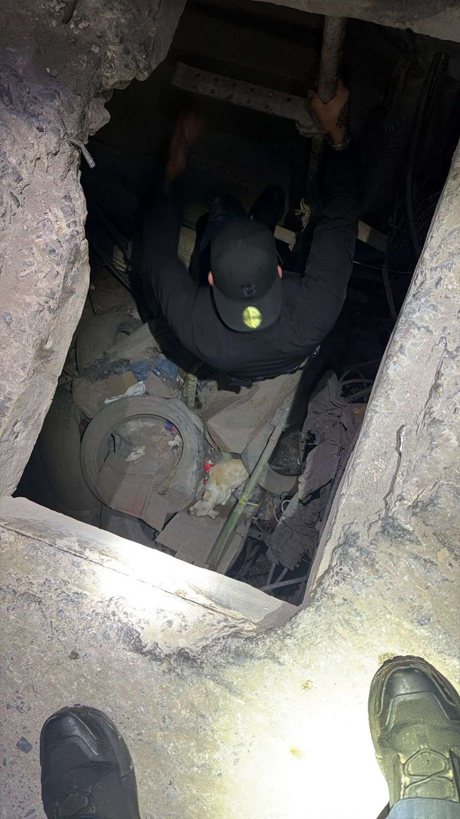 Rescatan policías a perro atrapado en drenaje