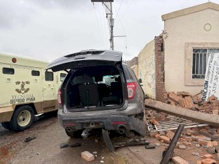 Choca camioneta contra camión blindado y derriba barda de casa