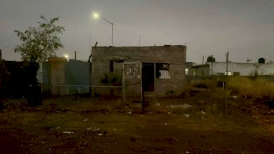 Sufre caída y queda lesionado instalando hule en techo de su casa 