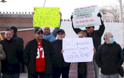 Bloquean jubilados de Pemex terminal en Juárez por falta de servicio médico