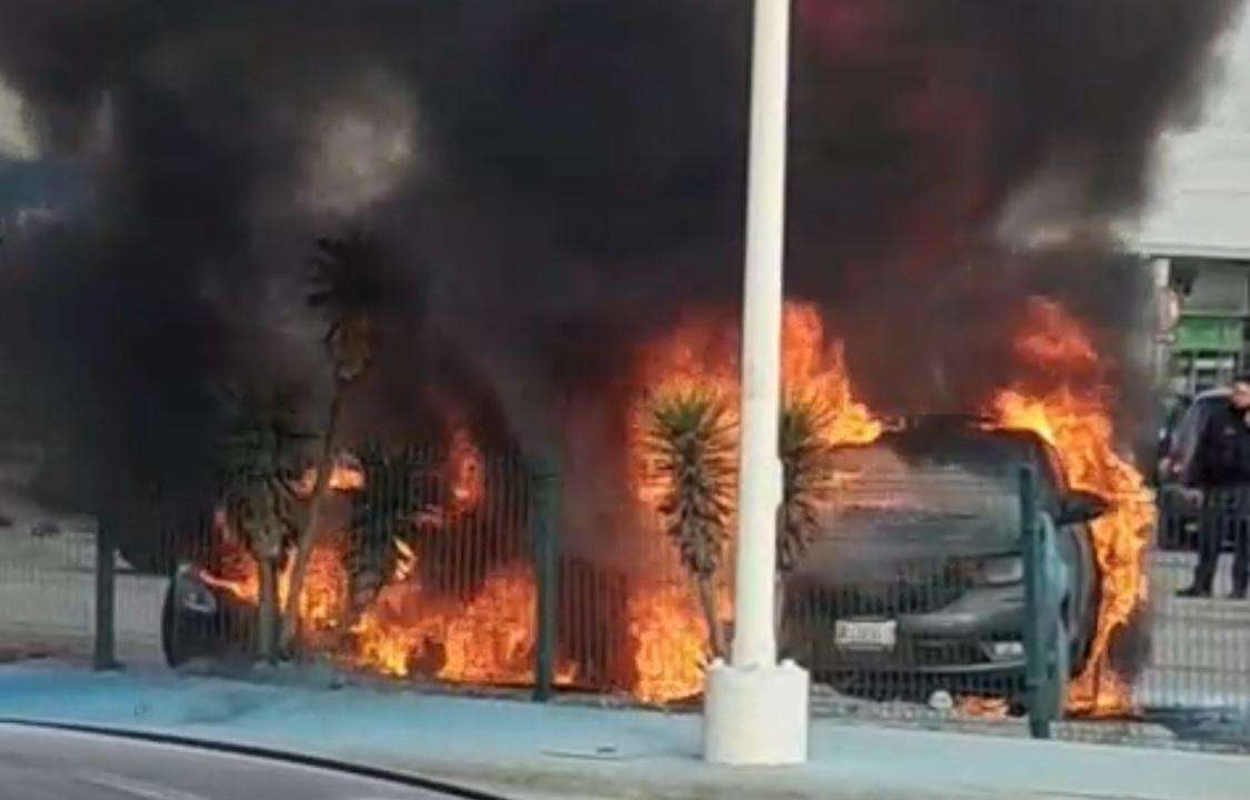 Se incendian dos automóviles en estacionamiento de Sendero Las Torres