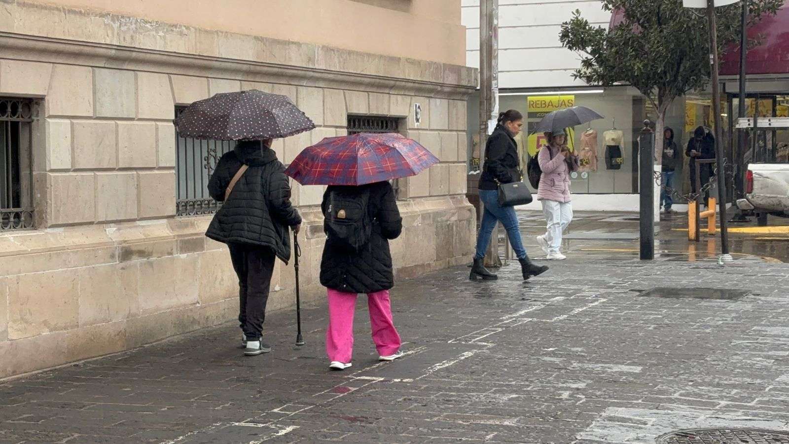 Persistirán bajas temperaturas debido a lluvias en la ciudad 