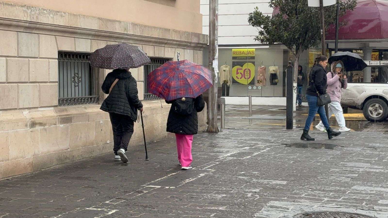 Persistirán bajas temperaturas debido a lluvias en la ciudad 