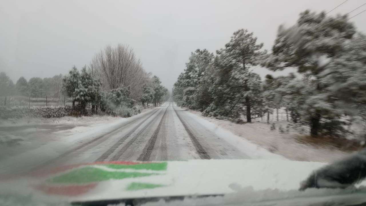 Registran nieve en siete municipios; mantienen alerta por el frío 