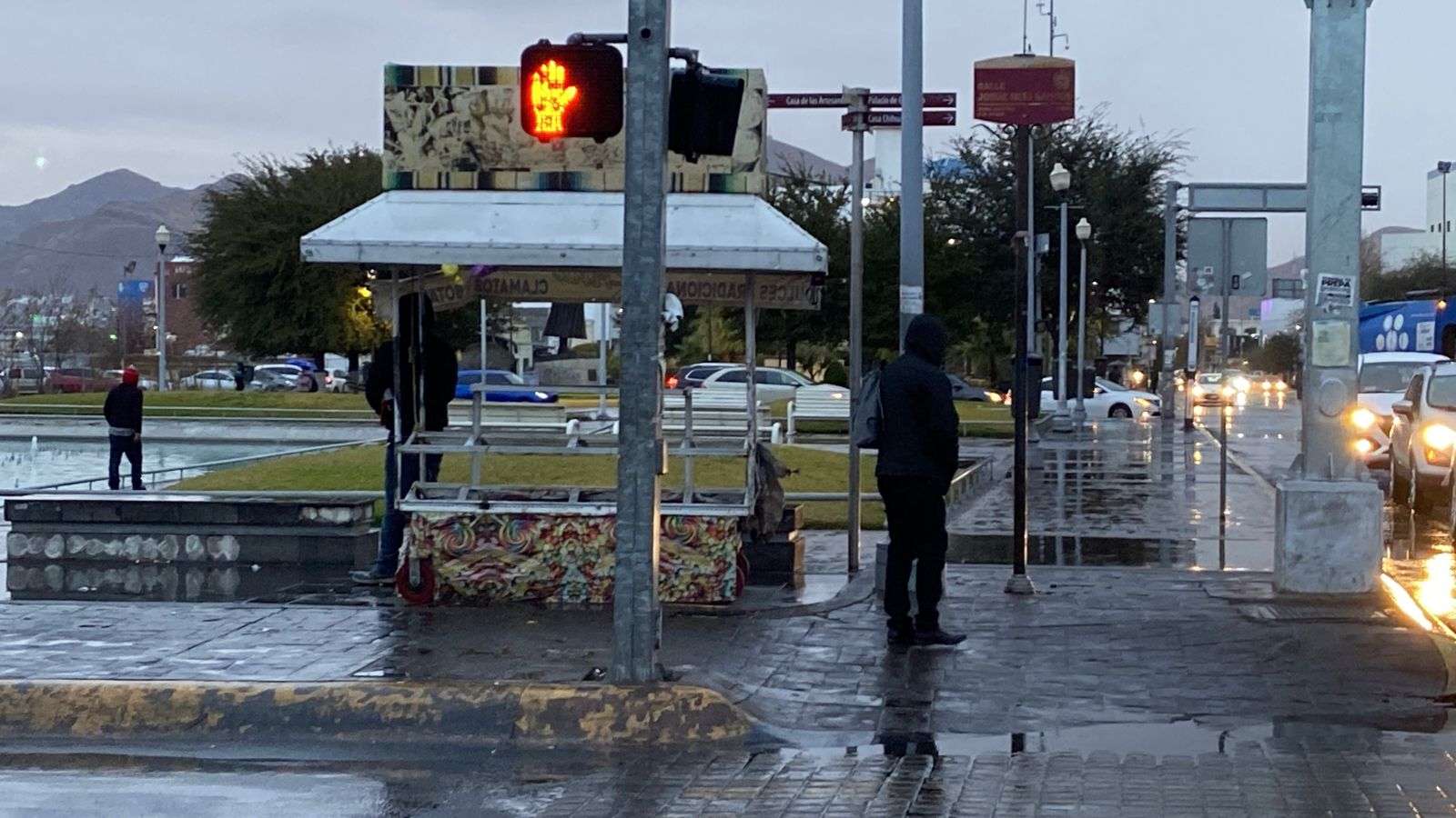 Sacan paraguas y chamarras ante bajas temperaturas