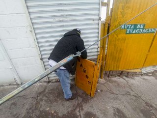 Atienen quejas y retiran anuncio que obstruía banqueta en el centro